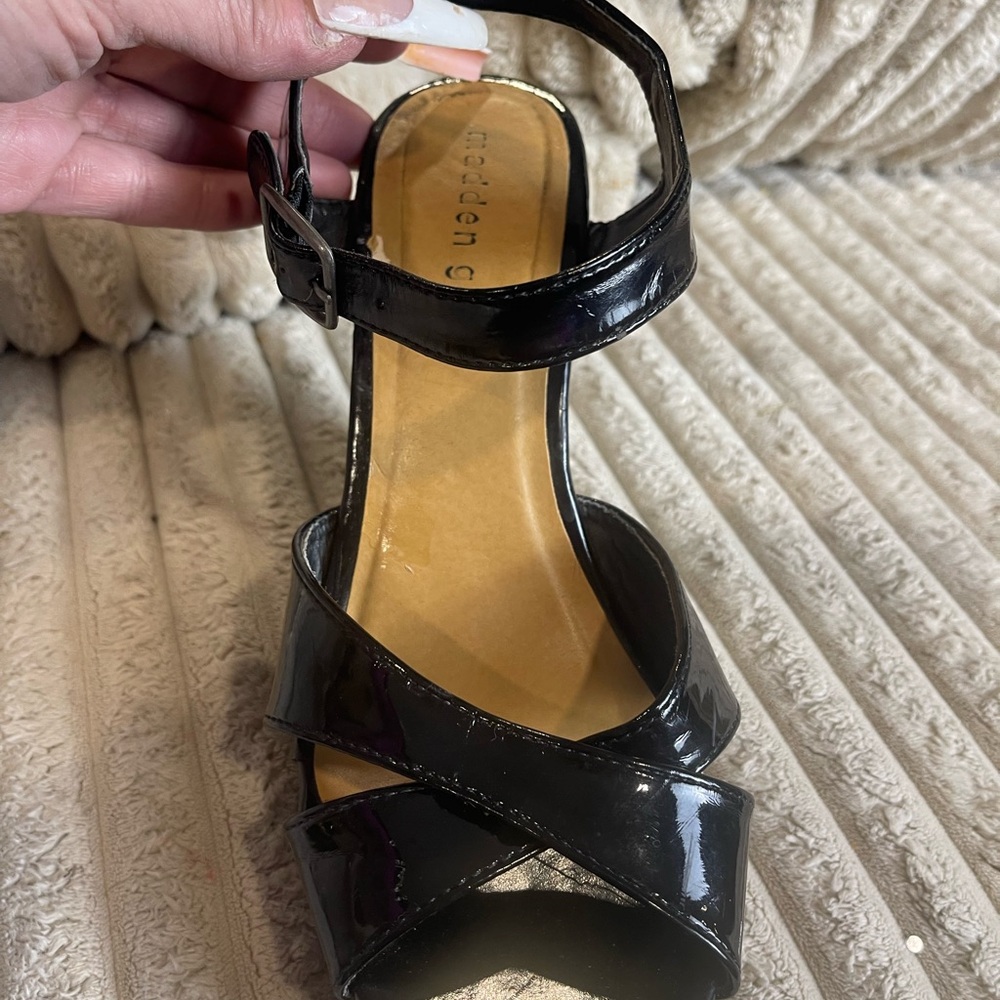 Madden Girl Black and Cream Zigzag Platform Sandals women’s size 9 - Picture 2 of 6